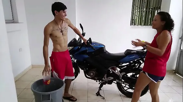 MY WIFE DOESN'T WANT TO HELP ME WASH THE BIKE BUT JUST WANTS ME TO FUCK HER Klip teratas besar