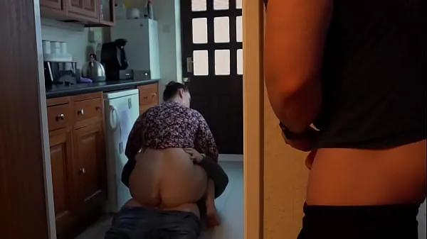 大Husband Wanks as He Watches Big Booty Wife Get Cum in Tight Pussy顶级剪辑