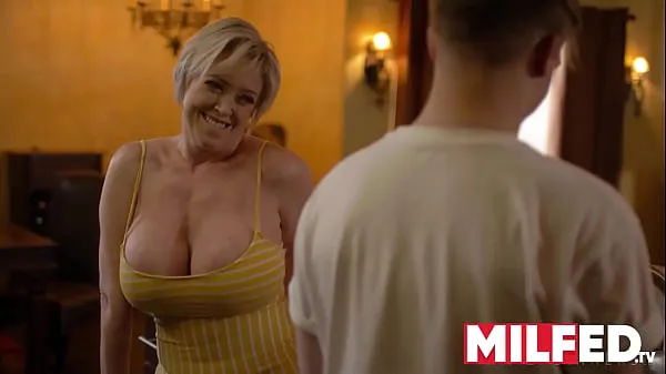 Veliki Mother-in-law Seduces him with her HUGE Tits (Dee Williams) — MILFED najboljši posnetki