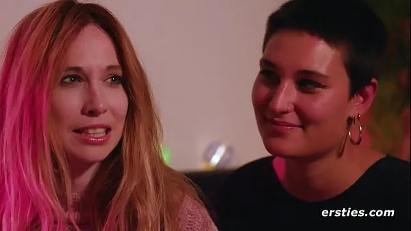 Büyük Ersties: New Lesbian Couple Get Lost In Each Other While Making Out en iyi Klipler