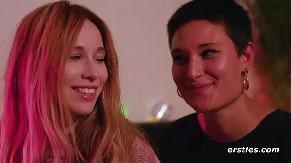 Büyük Ersties - Lesbian Couple Take Turns Fingering Each Other en iyi Klipler