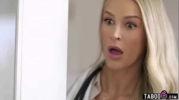 مقاطع Hot blonde doctor Emma Hix finds a patient jerking off in her office and she needed to know more العلوية الكبيرة