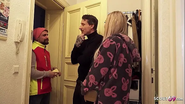 بڑے German Teen Couple talk postman to Fuck his Girlfriend while he watch ٹاپ کلپس