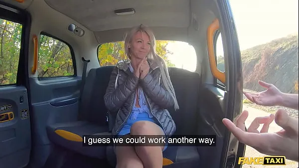 Suuret Fake Taxi GILF has no cash to pay the driver so she fucks him for payment huippuleikkeet