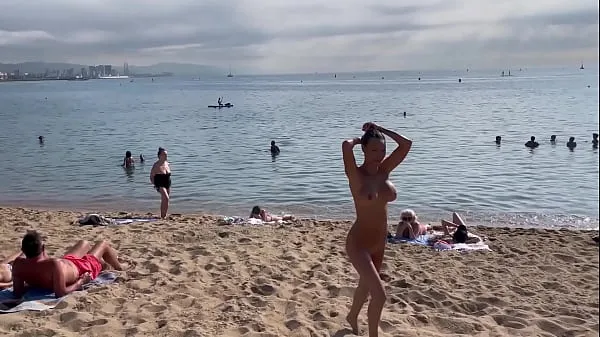 Naked Monika Fox Swims In The Sea And Walks Along The Beach On A Public Beach In Barcelona Klip teratas Besar