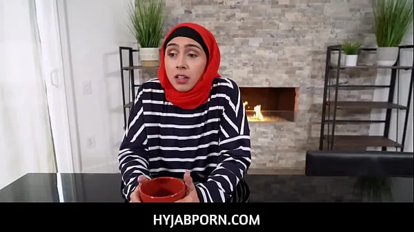 큰 Arab MILF stepmom with hijab Lilly Hall deepthroats and fucks her stepson 인기 클립