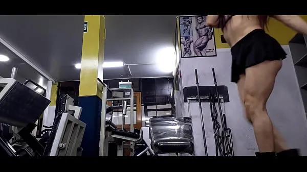 Store THE STATUELY MILF TRAINER GIVES PÚPILO CALENTON A GREAT FACESITTING AT THE GYM topklip