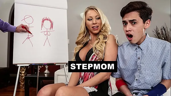 Suuret Stepmom Katie Morgan Helps Juan El Caballo Loco Lose His Virginity huippuleikkeet