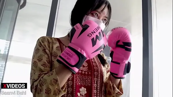 Stora Desi UFC Fighter Girl Punch Likes a Pro toppklipp