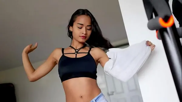 Veliki Athletic Fit Gym Babe Seducing Roommate For Anal Stretch First Time Pounding After Pilates Training - Daniela Ortiz najboljši posnetki