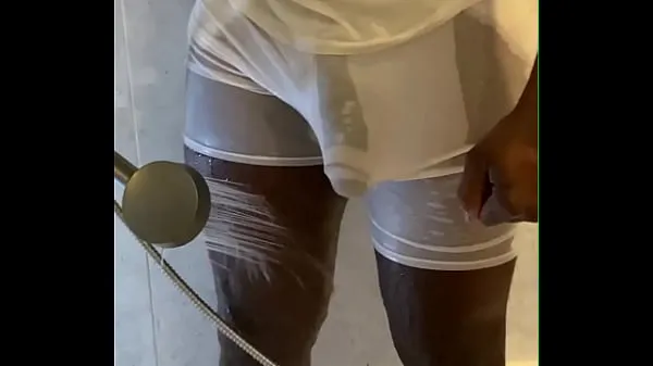 큰 MUSCLE and HOT BLACK MAN WITH A BIG AND THICK COCK very horny in the shower 인기 클립