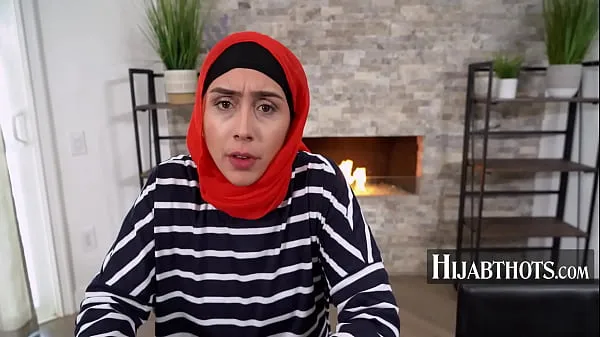 Veliki Stepmom In Hijab Learns What American MILFS Do- Lilly Hall najboljši posnetki