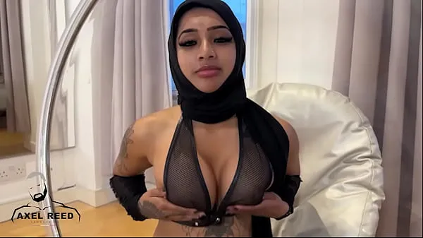 Veliki ARABIAN MUSLIM GIRL WITH HIJAB FUCKED HARD BY WITH MUSCLE MAN najboljši posnetki