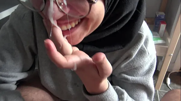 Grandes Uma garota muçulmana fica perturbada ao ver o grande pau francês de seu professor principais clipes