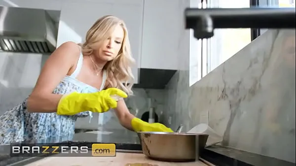 Emma Hix Seduces The Plumber By Sitting On His Face & Grabbing HIs Dick While He Works - BRAZZERS Clip hàng đầu lớn