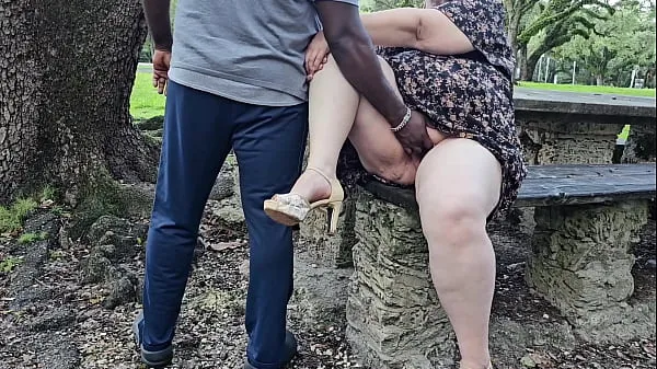 Veľké Big ass Pawg hijab Muslim Milf pissing outdoor in the park and getting pussy fingered by stranger najlepšie klipy