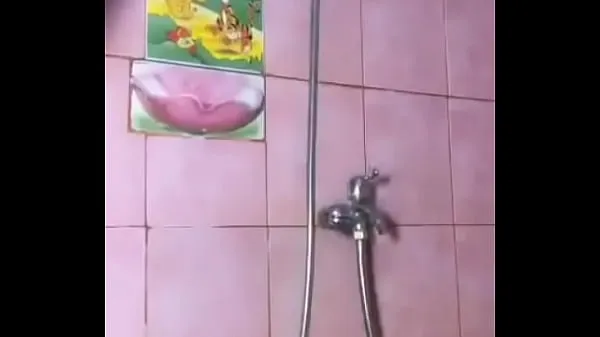 Stora Pinkie takes a bath toppklipp