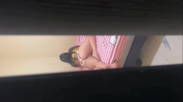 I find my stepsister in shorts and you can see her huge ass, she lets me put just her little head in her anus, she is the best stepsister Klip teratas besar