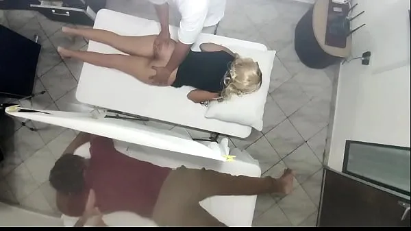 Erotic Massage on the Body of the Beautiful Wife next to her Husband in the Couples Massage Parlor It was Recorded How the Wife is Manipulated by the Doctor and Then Fucked next to her Husband NTR Klip teratas besar