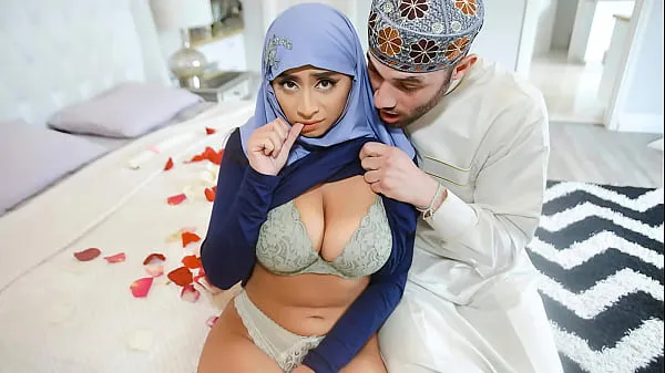بڑے Arab Husband Trying to Impregnate His Hijab Wife - HijabLust ٹاپ کلپس