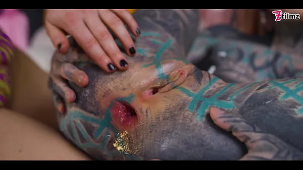 Velké tattooed TEEN gets ASSHOLE destroyed from LESBIAN friend with STRAP ON - prolapse, GAPE, licking (goth, punk, alt porn) - ZF017 nejlepší klipy