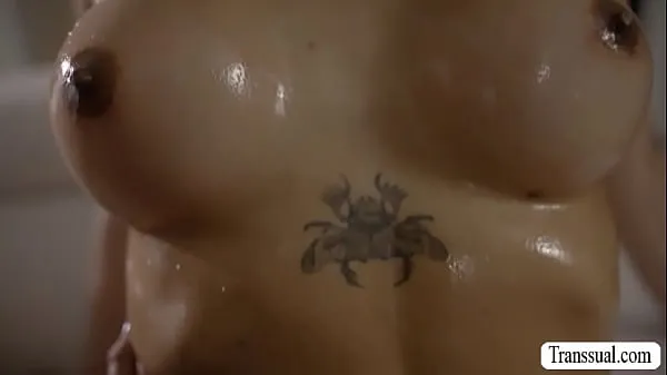 Veliki Ladyboy Eva Maxim fucks lotion seller najboljši posnetki