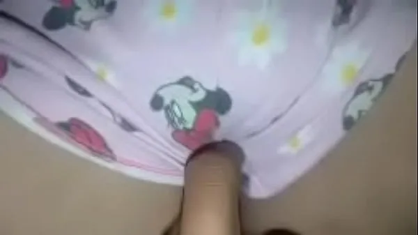 Spreading the beautiful girl's pussy, giving her a cock to suck until the cum filled her mouth, then still pushing the cock into her clitoris, fucking her pussy with loud moans, making her extremely aroused, she masturbated twice and cummed a lot