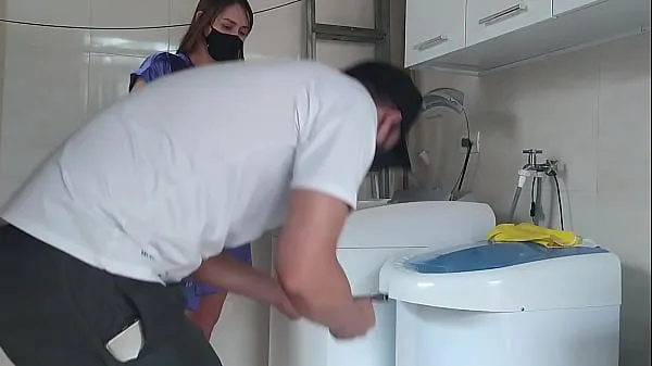 큰 Married woman teasing the technician who went to fix the washing machine, the naughty girl opened her bathrobe in front of him 인기 클립