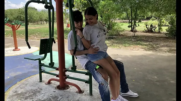 DAY 1 - STEPBROTHER INVITES HIS STEPSISTER TO BED AFTER EXERCISING IN THE OUTDOOR PARK - Surprise creampie for STEPSISTER! - FUCKED FAMILY Klip teratas Besar
