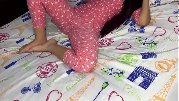 Veliki Beautiful Stepdaughter Looking Under the Bed Exposes her Big Ass to the View of her Perverted Stepfather najboljši posnetki