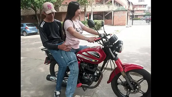 Store I WAS TEACHING MY NEIGHBOR DEK NEIGHBORHOOD HOW TO RIDE A MOTORCYCLE, BUT THE HORNY GIRL SAT ON MY LEGS AND IT EXCITED ME HOW DELICIOUS beste klipp