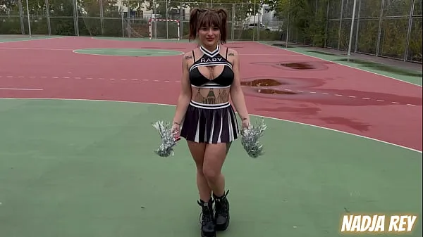 Grandes CHEERLEADERS Fucks on THE STREET and swallows the CUM clips principales