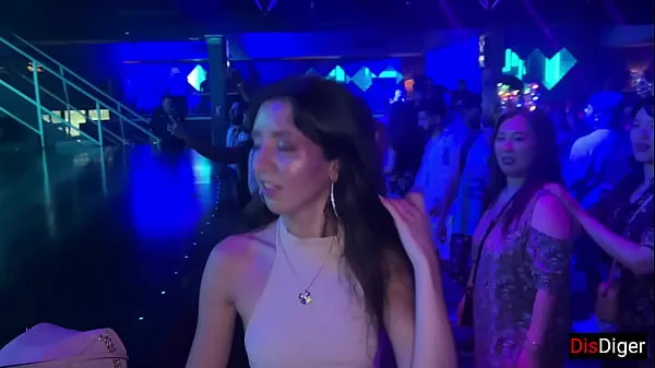 مقاطع Horny girl agreed to sex in a nightclub in the toilet العلوية الكبيرة