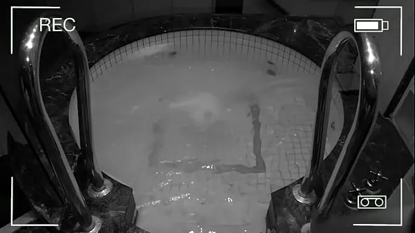 Gros Surveillance camera captures cheating wife in hotel jacuzzi meilleurs clips