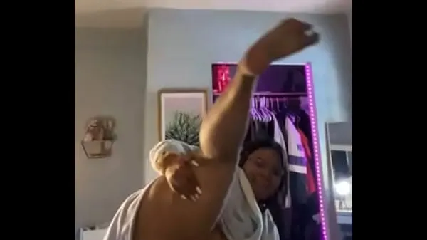 Veliki Flexible Latina bbw revealing self flashing in shower robe nude sexy saggy fat cunt big tits and belly najboljši posnetki