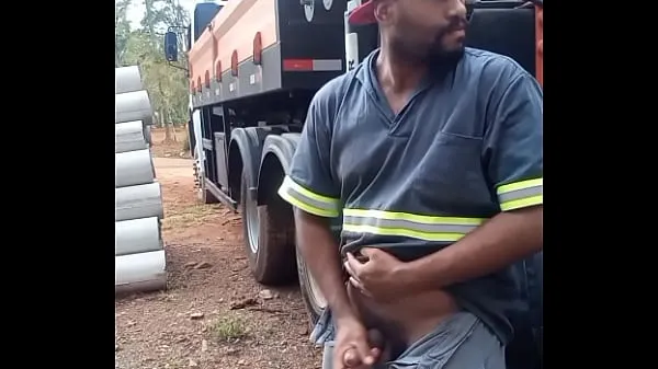 Duże Worker Masturbating on Construction Site Hidden Behind the Company Truck najlepsze klipy