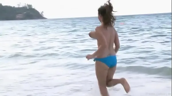 Grote bouncing beach boobs topclips