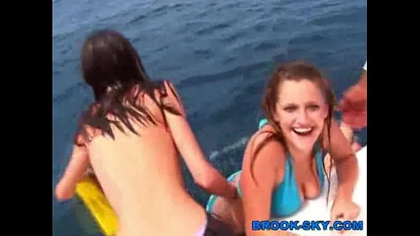 Μεγάλα Teens Swimming Topless κορυφαία κλιπ