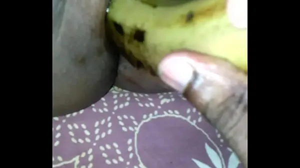 Stora Tamil girl play with banana toppklipp