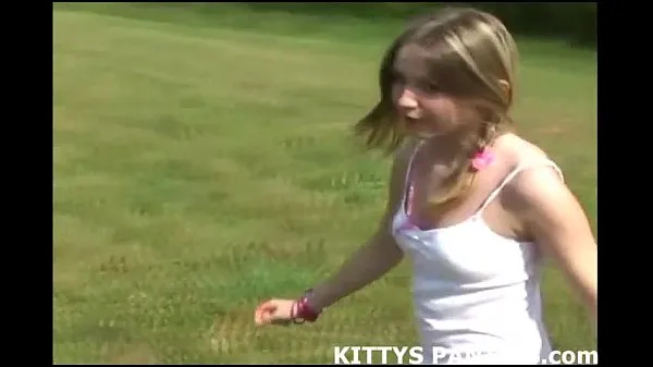 큰 Innocent teen Kitty flashing her pink panties 인기 클립