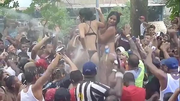 큰 Women undress at Panamanian carnival - 2014 인기 클립